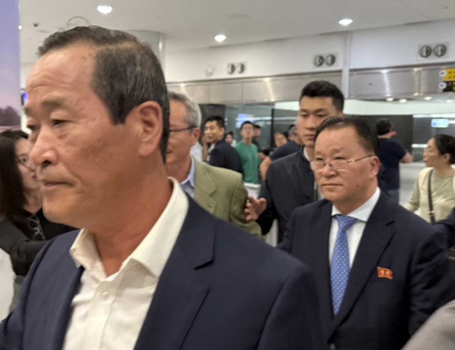 김선경(오른쪽) 북한 외무성 부상이 25일(현지 시간) 밤 미국 뉴욕 JFK국제공항에 도착하는 모습. 김선경은 29일 뉴욕에서 열리는 UN총회에서 기조연설자로 나서 북한의 대외 정책을 알릴 예정이다. 연합뉴스