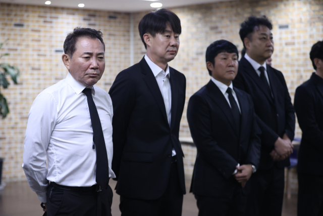 개그맨 이봉원, 남희석 등이 28일 서울 영등포구 여의도 KBS 신관 '개그콘서트' 녹화 스튜디오에서 개그맨 전유성 노제를 기다리고 있다. 연합뉴스