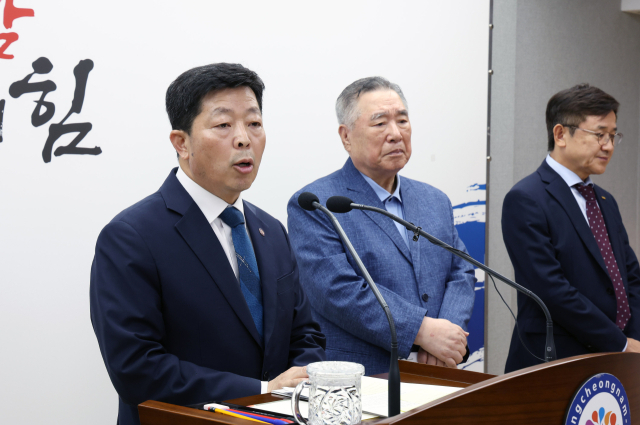 박정주(왼쪽 첫번째) 충남도 행정부지사가 2025년 글로컬대학에 3개 대학이 선정됐다고 발표하고 있다. 사진제공=충남도
