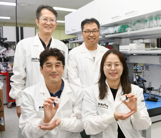 표준연 망막 모사 안구 팬텀 개발 연구진. 앞줄 외쪽부터 시계방향으로 KRISS 이상원 나노바이오측정그룹장, 이태걸 책임연구원, 도일 의료융합측정그룹장, 이현지 박사후연구원. 사진제공=표준연
