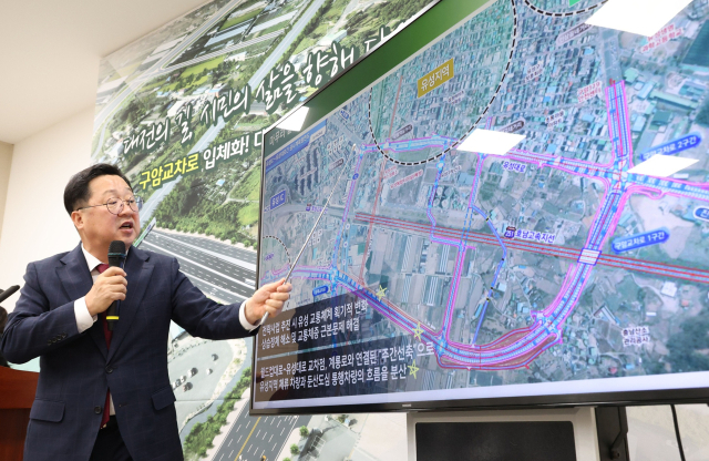 이장우 대전시장이 외삼~유성복합터미널 BRT 연결도로 임시 개통과 구암교차로 신설 계획 등에 대해 설명하고 있다. 사진제공=대전시