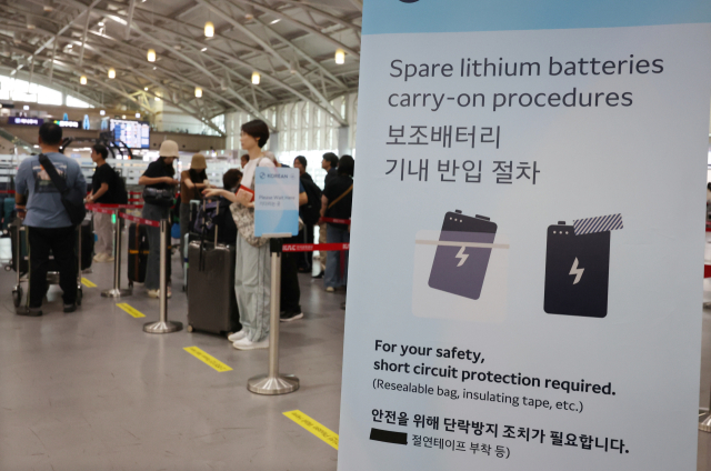 김해국제공항 대한항공 수속카운터 앞에 보조배터리 기내 반입 절차 안내문이 세워져 있다. 연합뉴스