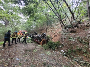 양산 천성산 임도서 분뇨 수거차 추락해 아버지·아들 사망