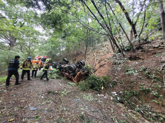 경남 양산시 호계동 천성산 한 암자 인근 임도서 발생한 사고 현장.경남경찰청 제공