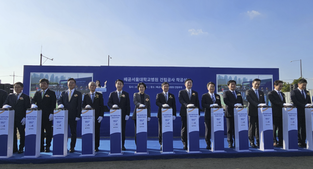 김영태(가운데) 서울대병원장, 최은옥(왼쪽 여섯번째) 교육부 차관, 조정식(왼쪽 다섯번째) 더불어민주당 의원 등이 29일 경기도 시흥 배곧신도시에서 열린 배곧서울대병원 착공식에서 발파 버튼을 누르고 있다. 사진 제공=서울대병원