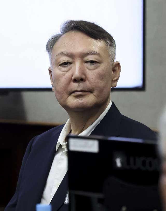 윤석열 전 대통령이 26일 서울 서초구 서울중앙지방법원에서 열린 '특수공무 집행 방해, 직권남용 권리행사 방해 혐의' 첫 재판에 출석해 있다. 사진공동취재단