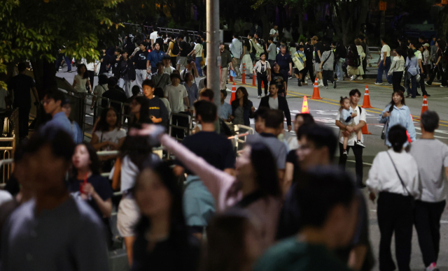 27일 서울 여의도 한강공원 일대에서 열린 '2025 서울세계불꽃축제'에서 시민들이 발걸음을 옮기고 있다. 뉴스1