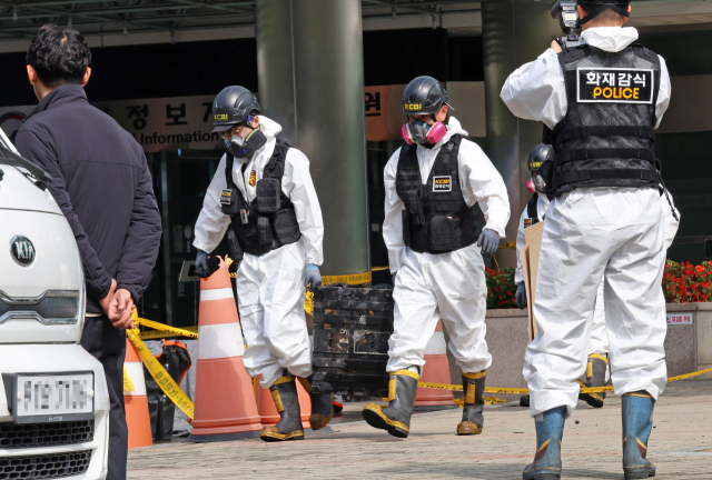 29일 오전 대전 유성구 국가정보자원관리원 화재 현장에서 경찰 관계자들이 불이 붙었던 무정전·전원 장치(UPS)용 리튬이온배터리를 옮기고 있다. 연합뉴스