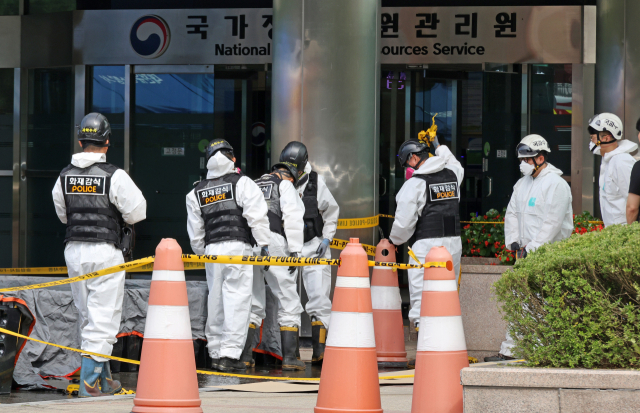29일 오전 대전 유성구 국가정보자원관리원 화재 현장에서 경찰 관계자들이 불이 붙었던 리튬이온 배터리의 상태를 확인하고 있다. 연합뉴스