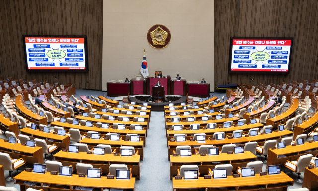 김은혜 국민의힘 의원이 29일 서울 여의도 국회에서 열린 제429회 국회(정기회) 제9차 본회의에서 국회에서의 증언·감정 등에 관한 법률 일부개정법률안(대안)에 대한 무제한토론(필리버스터)을 하고 있다. 뉴스1