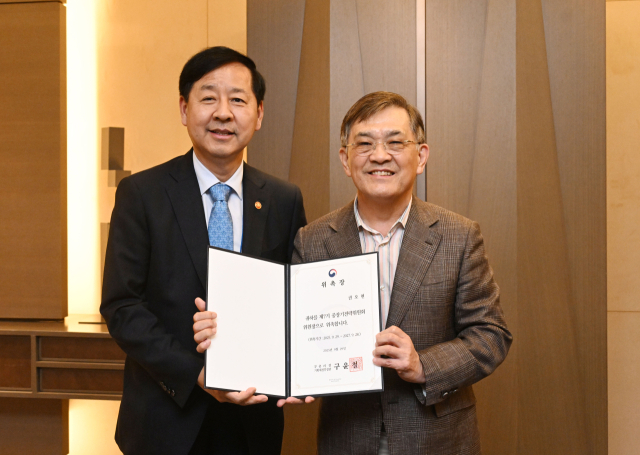 구윤철 부총리가 29일 미래전략포럼에서 권오현 중장기전략위원장과 사진 촬영을 하고 있다. 사진 제공=기재부.