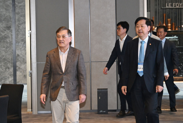구윤철 부총리가 29일 미래전략포럼에 권오현 중장기전략위원장과 함께 입장하고 있다. 사진 제공=기재부.