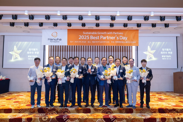 한화에어로스페이스가 지난 26일부터 이틀 간 부산에서 '2025 베스트 파트너스 데이' 행사를 개최했따. 손재일(앞줄 왼쪽 다섯 번째) 한화에어로스페이스 대표와 우수 협력사로 선정된 업체 대표들이 기념 사진을 찍고 있다. 사진 제공=한화에어로스페이스