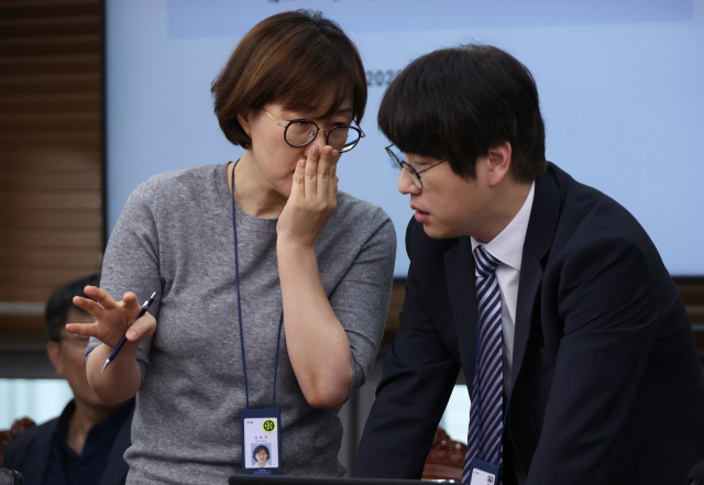 김현지(왼쪽) 총무비서관이 11일 하정우 AI미래기획수석과 용산 대통령실에서 열린 수석보좌관회의에서 대화하고 있다. 연합뉴스