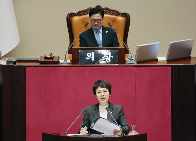 김은혜 국민의힘 의원이 29일 국회 본회의장에서 '국회에서의 증언·감정 등에 관한 법률 일부개정법률안에 대한 수정안'에 대해 무제한 토론을 이어가고 있다. 연합뉴스