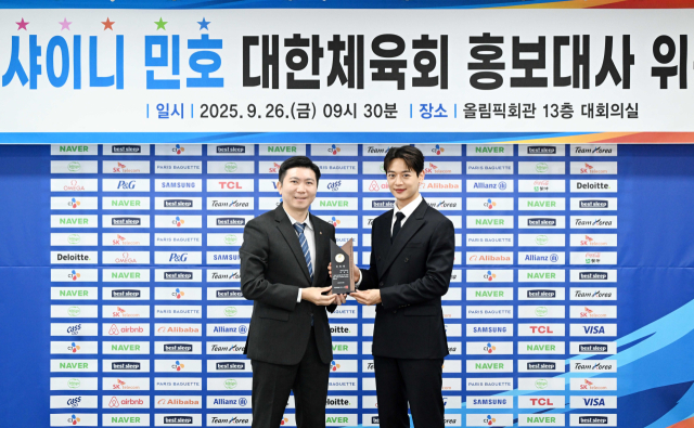 대한체육회 홍보대사로 위촉된 샤이니 민호(오른쪽)와 유승민 회장. 사진 제공=대한체육회