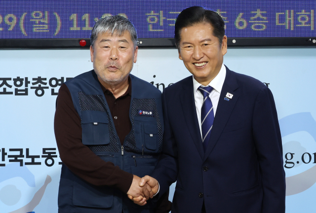 정청래 더불어민주당 대표와 김동명 한국노총 위원장이 29일 오전 서울 여의도 한국노총에서 열린 '한국노동조합총연맹-더불어민주당 2025년도 제1차 고위급 정책협의회'에서 악수를 하고 있다. 뉴스1