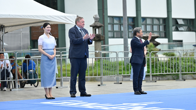 강기정 광주광역시장이 지난 28일 세계장애인양궁선수권대회 시상식에 참석해 선수들을 향해 손을 흔들고 있다. 사진 제공=광주광역시