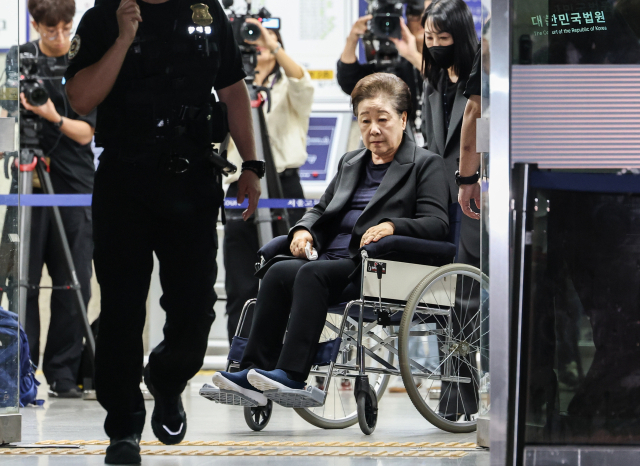한학자 통일교 총재가 22일 서울중앙지법에서 구속 전 피의자 심문(영장실질심사)을 마친 뒤 법정을 나서고 있다. 공동취재단