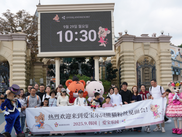 중국 단체관광객 무비자 입국 시행 첫날인 29일 용인 에버랜드에 방문한 중국 관광객들의 모습. 사진 제공=한국관광공사