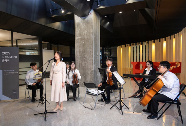 장애인 예술단 ‘심(心)포니 앙상블’ 단원들이 26일 서울 용산구 HDC현대산업개발 본사 건물 로비에서 공연을 진행하고 있다. 사진 제공=HDC현대산업개발