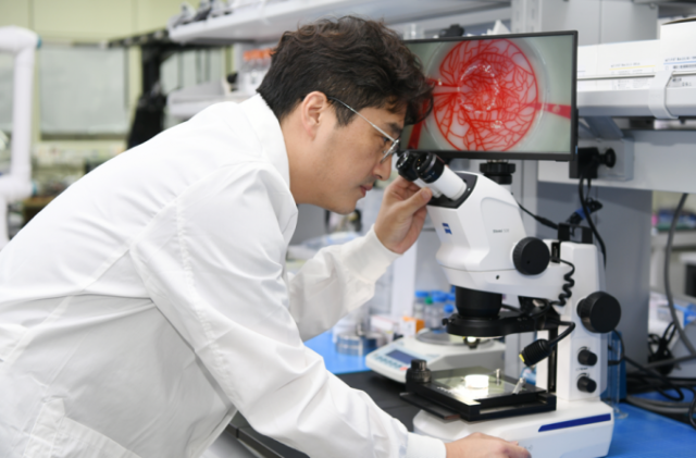 사람의 망막 구조층을 그대로 구현한 ‘망막 모사 안구 팬텀’을 국내 연구진이 개발했다. 사진은 이상원 표준연 나노바이오측정그룹장이 망막 모사 안구 팬텀의 구조를 관측하는 모습. 사진제공=한국표준과학연구원