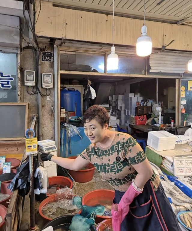 윤희자 전남 목포 동부시장 바다수산 대표가 카카오톡 톡채널을 소개하고 있다. 목포=김성태 기자