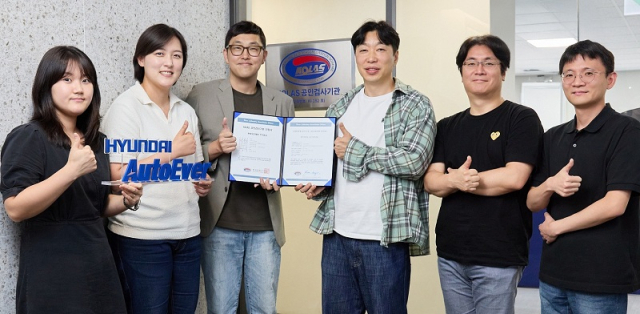 현대오토에버는 직원들이 한국인정기구(KOSA)로부터 받은 도로차량 기능안전 분야의 공인검사기관 인증서를 들고 기념촬영을 하고 있다. 사진 제공=현대오토에버