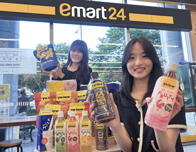 이마트24 직원들이 새로운 자체브랜드(PL) 브랜드 ‘옐로우(Ye!low)’ 상품을 소개하고 있다. 사진 제공=이마트24