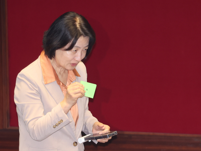 추미애 더불어민주당 의원이 지난 26일 서울 여의도 국회 본회의에서 정부조직법 개정안에 대한 필리버스터 종결 동의를 표결하는 투표를 하고 있다. 연합뉴스