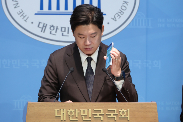 진종오 국민의힘 의원이 30일 서울 여의도 국회 소통관에서 더불어민주당의 특정 종교단체 신도를 동원한 권리당원 조작 시도 의혹을 폭로하며 제보 통화 녹취를 공개하고 있다. 연합뉴스