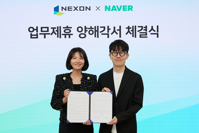 최수연(왼쪽) 네이버 대표와 강대현 넥슨코리아 대표가 이달 25일 경기 성남시 네이버 사옥에서 전략적 업무협약을 체결한 뒤 기념 촬영하고 있다. 사진제공=네이버·넥슨