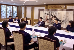 김민석 총리, 청사 환경실무원들과 오찬…"묵묵히 애써주시는 분들에 감사"