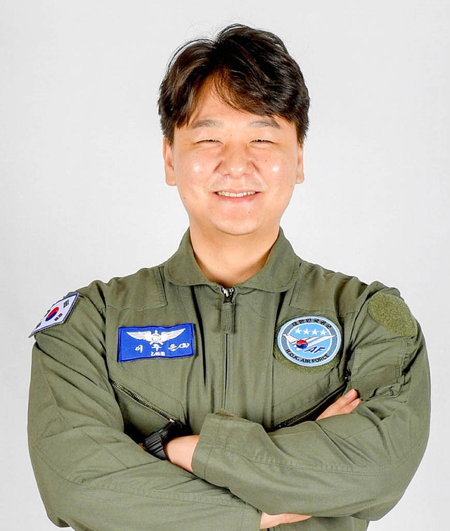 해병대 장교로 작전 수행 중 불의의 지뢰 폭발사고로 왼발 발목이 절단됐던 상이군인 출신 이주은씨가 제10기 공군 국민조종사에 선발됐다. 사진 제공=공군