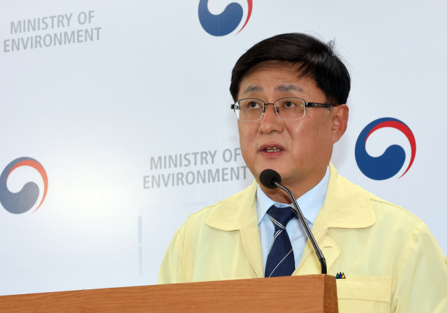 김성환 환경부 장관이 지난 29일 정부세종청사 환경부 기자실에서 변경된 14개댐 건설계획에 대해 브리핑하고 있다. 연합뉴스