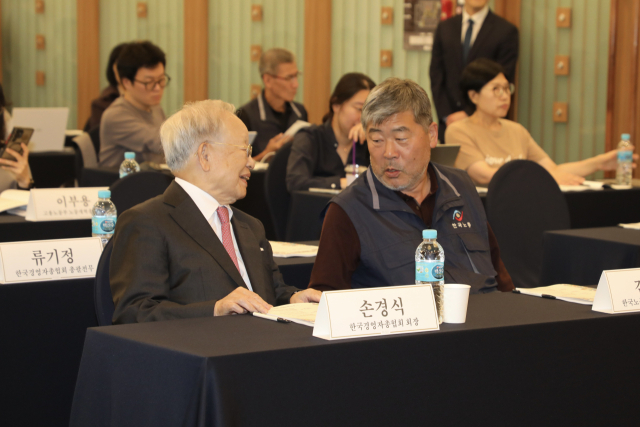 30일 서울 중구 한국프레스센터에서 손경식(앞줄 왼쪽) 한국경영자총협회 회장, 김동명 한국노총 위원장(앞줄 오른쪽) 등이 참석한 가운데 '사회적 대화 활성화를 위한 노사정의 역할과 과제 토론회'가 열리고 있다. 사진제공=경총