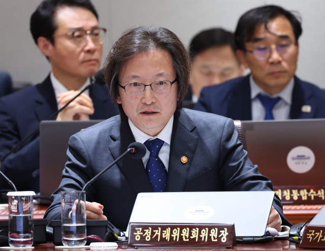 주병기 공정거래위원장이 30일 용산 대통령실에서 열린 제44회 국무회의에서 물가 동향 관련 대통령 질문에 답하고 있다. 연합뉴스.