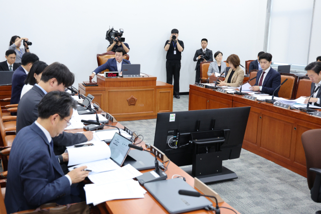 윤영석 국회 연금개혁 특별위원장이 30일 서울 여의도 국회에서 열린 연금개혁 특별위원회 전체회의에서 의사봉을 두드리고 있다. 뉴스1