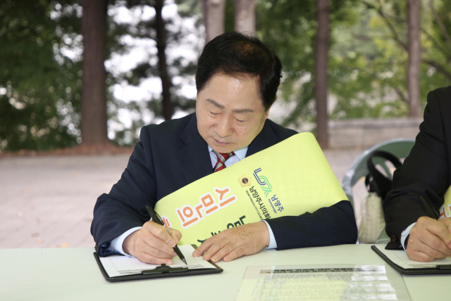 30일 주광덕 남양주시장이 남양주체육문화센터 실내체육관에서 열린 팔당 상수원 규제개선을 촉구하는 서명운동 행사에서 서명을 하고 있다. 사진 제공=남양주시