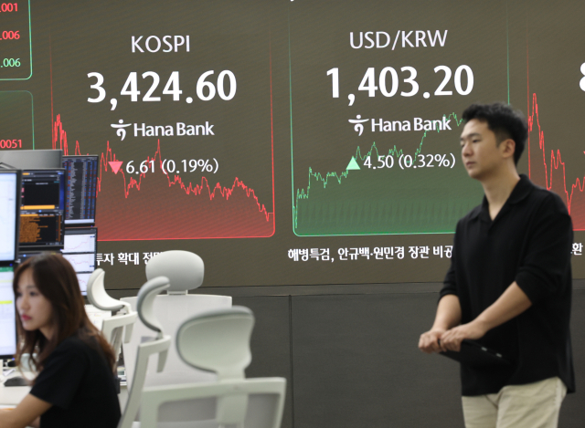 30일 서울 중구 하나은행 딜링룸에서 한 딜러가 자리로 향하고 있다. 연합뉴스