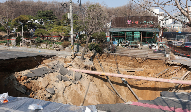 서울 강동구 명일동 대명초등학교 인근 사거리에 발생한 싱크홀(땅 꺼짐) 사고 현장 모습. 뉴스1