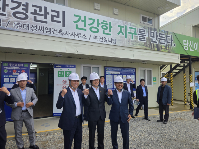 주병기 공정거래위원장이 세종시의 한 공공임대주택 건설하도급 건설현장을 찾아 건설하도급 업체 대표와 사진촬영을 하고 있다. 배상윤 기자.