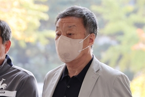 ‘5억 뇌물 혐의’ 윤우진 전 세무서장, 1심 징역 3년