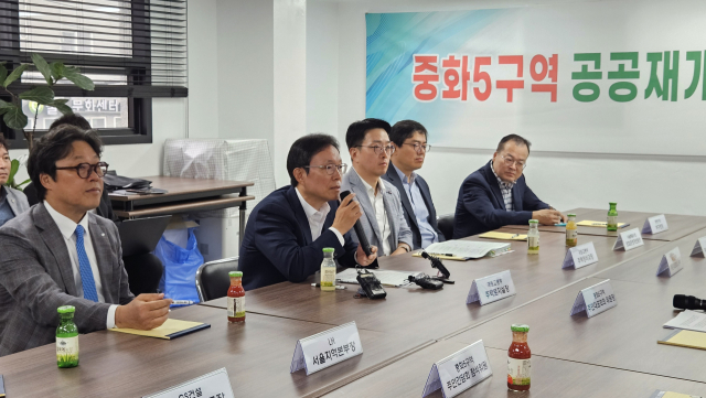 김규철(왼쪽에서 두 번째) 국토교통부 주택토지실장이 30일 서울 중랑구 중화5구역 공공재개발 현장에서 주민들을 만나 발언하고 있다. 사진 제공=국토교통부