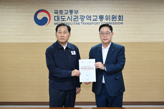 강수현 양주시장(오른쪽)이 지난 29일 김용석 대도시권광역교통위원장에게 광역버스 현안 건의문을 전달하고 있다. 사진 제공=양주시