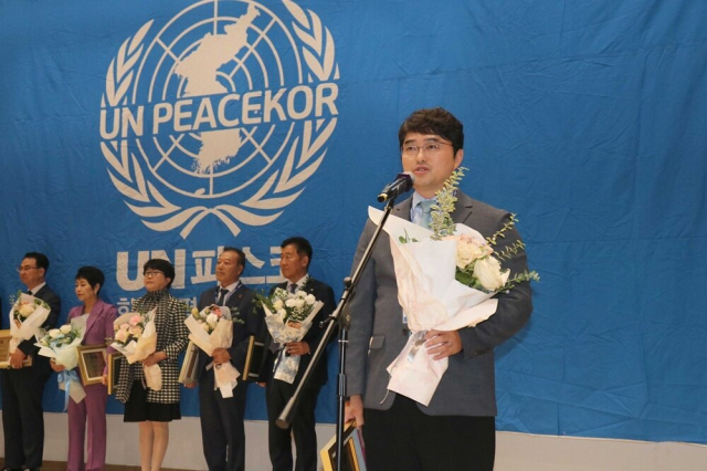 이창재 대웅제약 대표가 29일 국회의원회관 대회의실에서 개최된 UN피스코 주최 2025년 SDGs 대상에서 ‘건강과 웰빙’ 부문을 수상해 기념 촬영을 하고 있다. 사진 제공=대웅제약