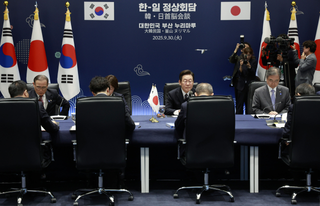 이재명 대통령과 이시바 시게루 일본 총리가 30일 부산 누리마루 APEC 하우스에서 한일 정상회담을 하고 있다. 연합뉴스