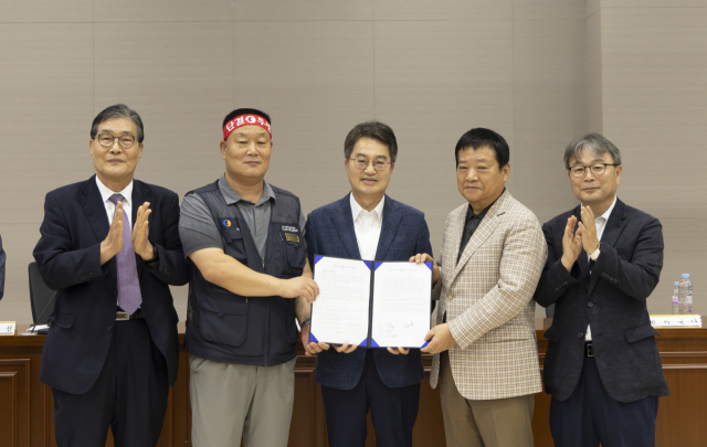 김동연 경기도지사가 1일 경기지방노동위원회 최종 조정 회의 현장을 방문해 노사 양측을 격려하고 있다. 사진 제공 = 경기도