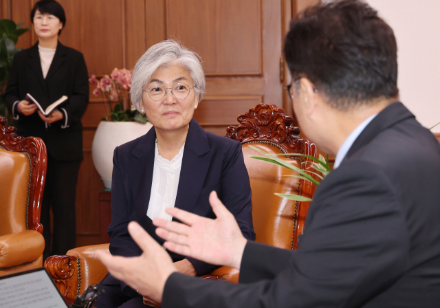강경화 신임 주미대사가 지난 달 29일 국회에서 우원식 국회의장을 예방하고 있다. 연합뉴스