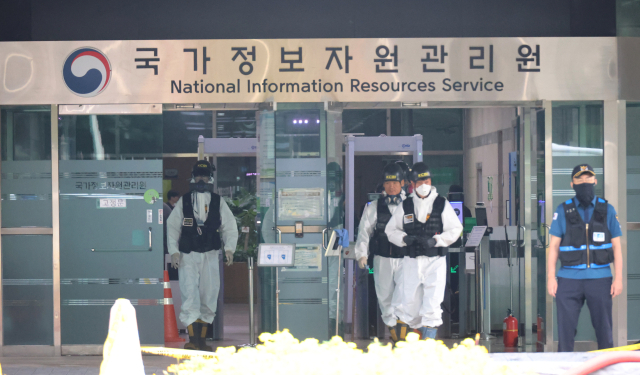 지난 9월 30일 오전 대전 유성구 국가정보자원관리원(국정자원) 화재 현장에서 감식 관계자들이 현장 감식을 준비하고 있다. 연합뉴스